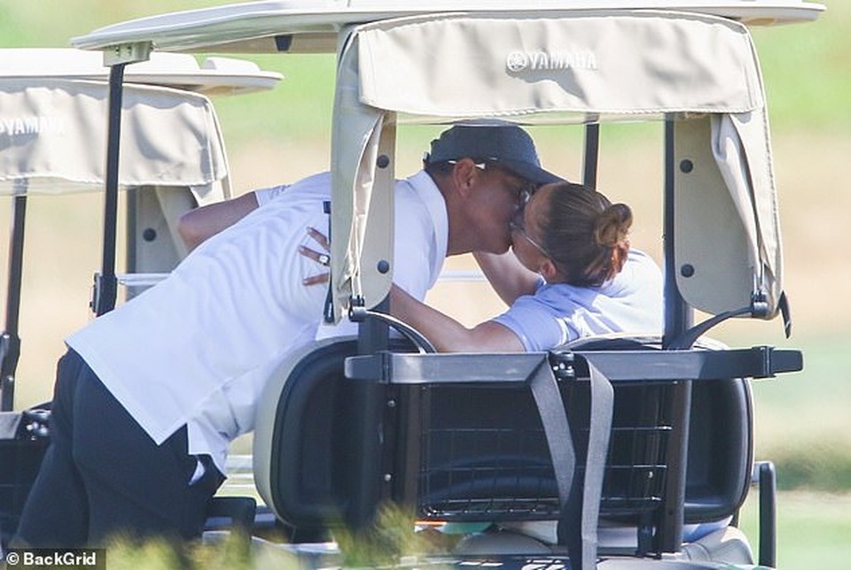 Jennifer Lopez tình tứ hôn bồ trẻ khi đi chơi golf - 1 Jennifer Lopez tình tứ hôn bồ trẻ khi đi chơi golf - 1