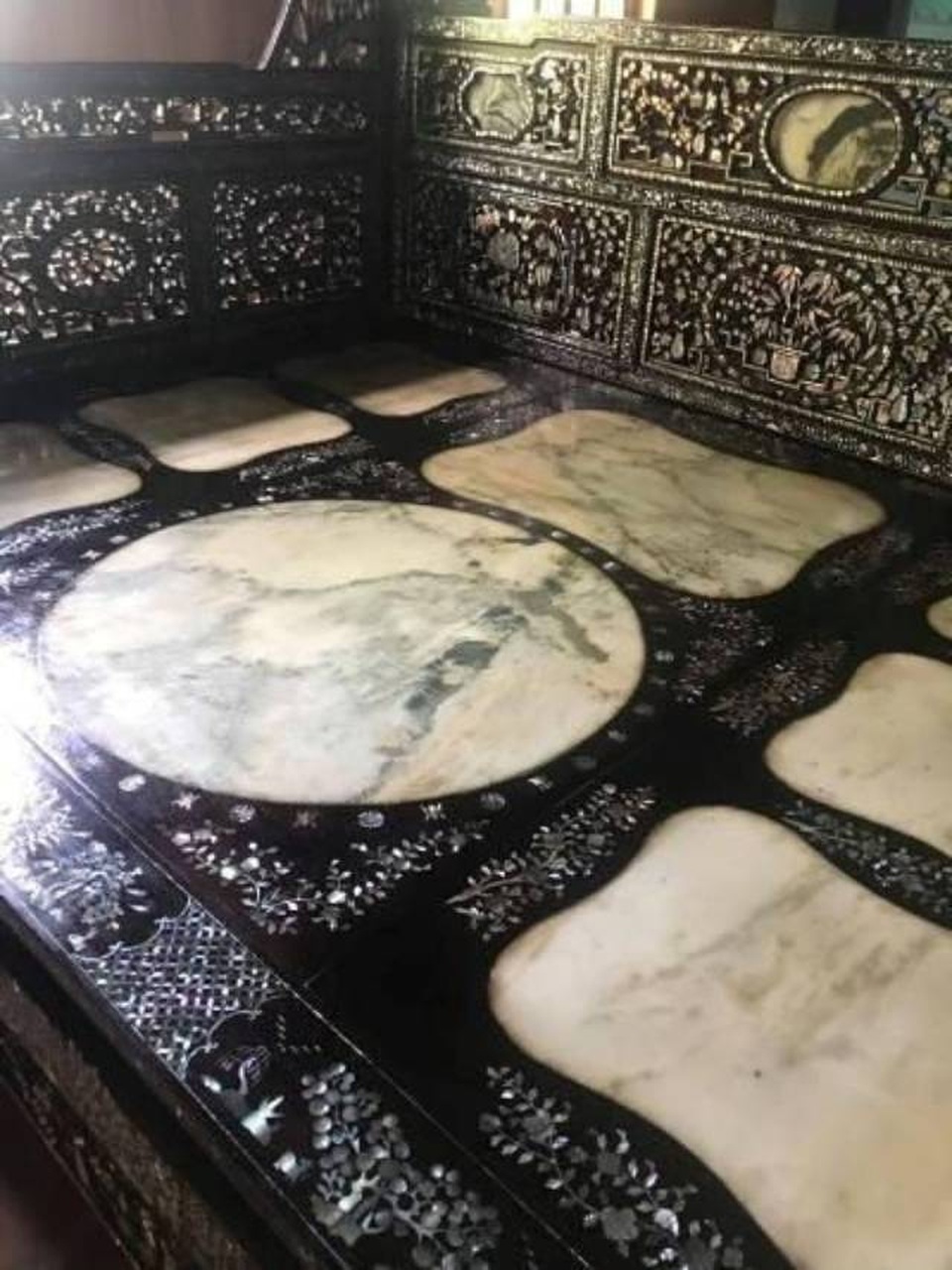 Cận cảnh giường cổ được trả gần 4 tỷ đồng nhưng đại gia đồ cổ vẫn chưa bán - 2 Cận cảnh giường cổ được trả gần 4 tỷ đồng nhưng đại gia đồ cổ vẫn chưa bán - 2