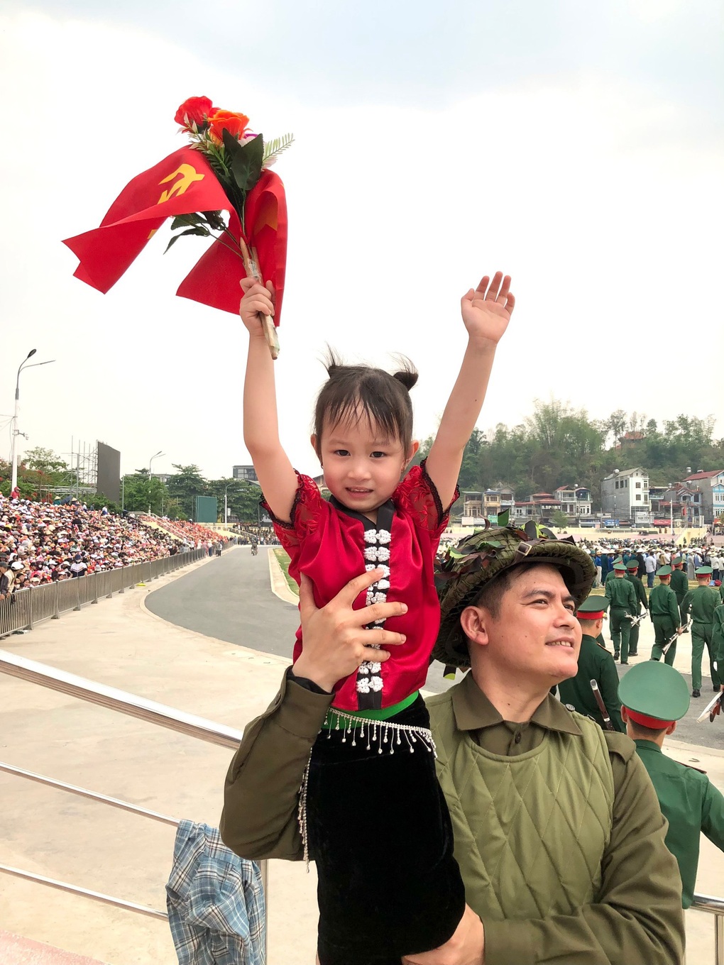 Em bé được chọn làm bé gái tượng đài ở Điện Biên Phủ bất ngờ nổi tiếng - 4