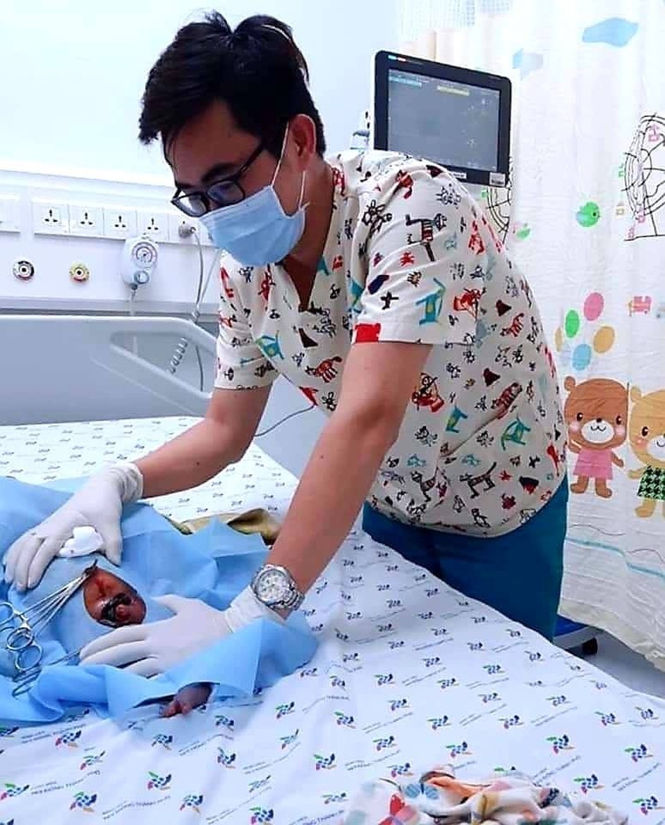 Bé trai sơ sinh bị bỏ bên đường trong đêm mưa lạnh - 1 Bé trai sơ sinh bị bỏ bên đường trong đêm mưa lạnh - 1