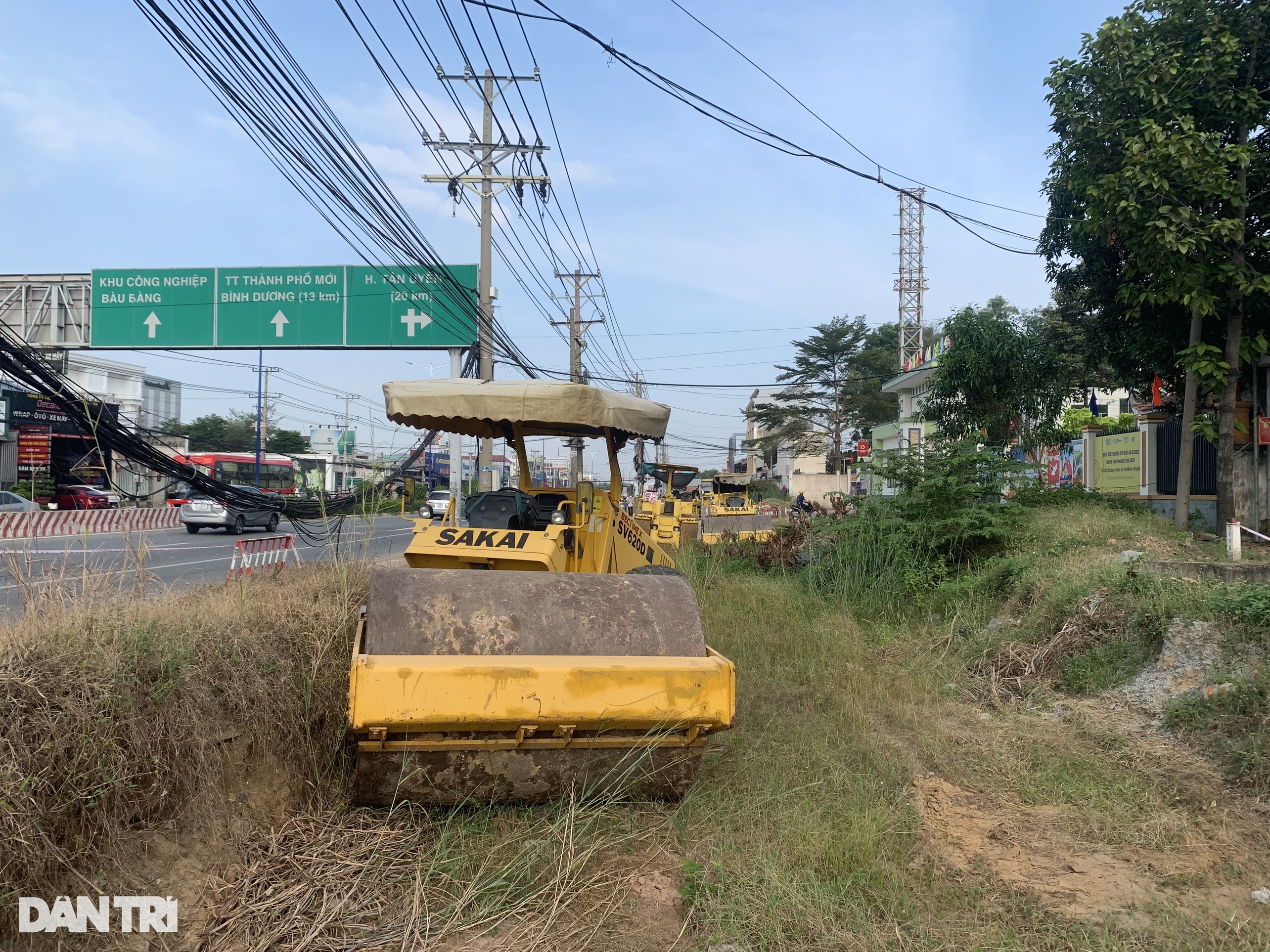 Dự án mở rộng quốc lộ 13 ngổn ngang do chưa di dời đường điện - 5 Dự án mở rộng quốc lộ 13 ngổn ngang do chưa di dời đường điện - 5