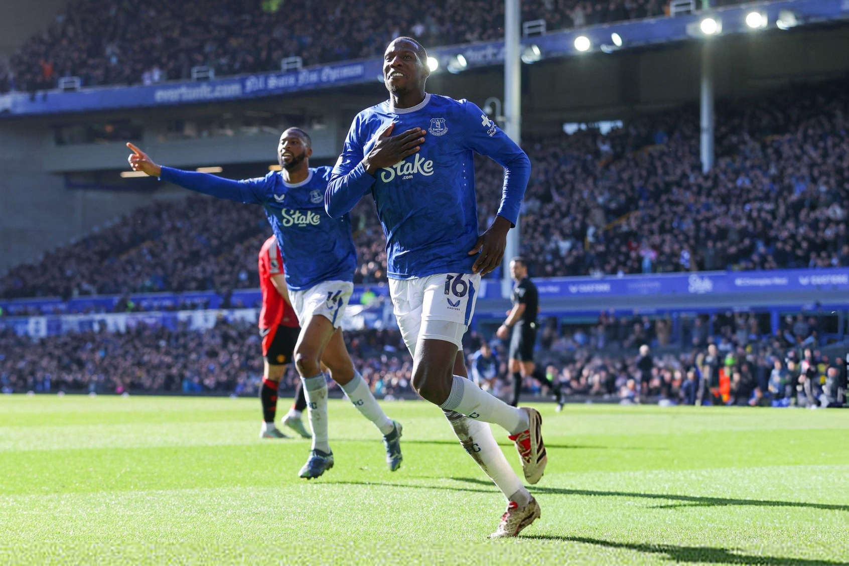 Everton 2-0 Man Utd (hết hiệp 1): 45 phút khó khăn