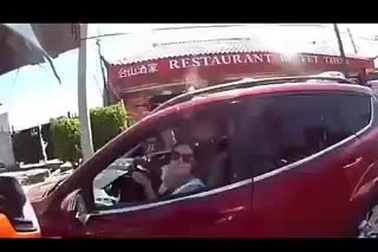 Nữ tài xế gây tai nạn vì mải mê cãi nhau với người đi đường