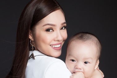 Dương Cẩm Lynh khoe con trai kháu khỉnh