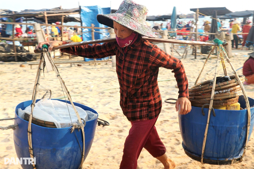 Nhọc nhằn nữ phu cá bám biển mưu sinh - 6