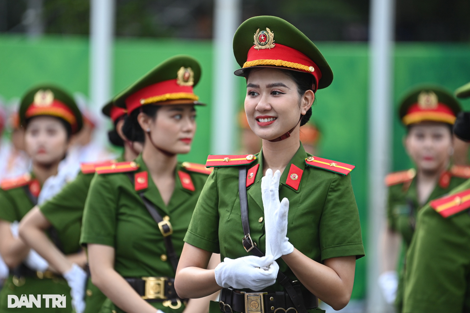 Ngắm những bóng hồng xinh đẹp biểu diễn Nhạc hội Cảnh sát trên phố đi bộ - 11 Ngắm những bóng hồng xinh đẹp biểu diễn Nhạc hội Cảnh sát trên phố đi bộ - 11