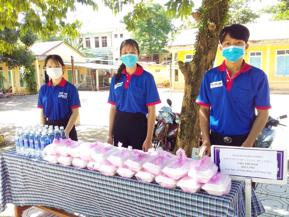 Trường học miền núi chuẩn bị bữa sáng, suất ăn trưa phục vụ thí sinh - 3 Trường học miền núi chuẩn bị bữa sáng, suất ăn trưa phục vụ thí sinh - 3