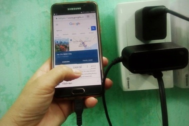 Người phụ nữ tử vong vì sử dụng điện thoại khi đang sạc