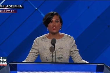 Thị trưởng thành phố Baltimore Stephanie Rawlings-Blake gõ búa khai mạc đại hội toàn quốc đảng Dân chủ Mỹ tại Philadelphia