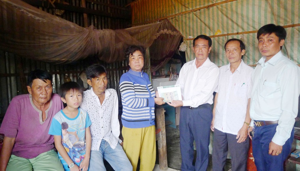 Cụ bà sống lay lắt gầm cầu thang bệnh viện: Chưa bao giờ tôi được cầm số tiền lớn như thế này - 1 Cụ bà sống lay lắt gầm cầu thang bệnh viện: Chưa bao giờ tôi được cầm số tiền lớn như thế này - 1