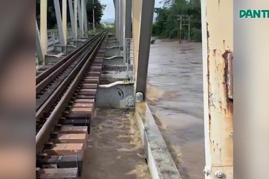 Ngành đường sắt điều tàu hàng 200 tấn giữ cầu Ma Lâm ở Lâm Đồng