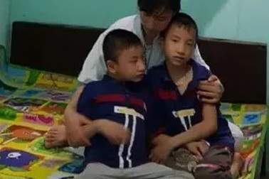 Nghẹn lòng người mẹ trẻ ôm 2 con song sinh bại não trong ngôi nhà trọ