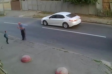 Kinh hoàng hình ảnh cậu bé bị ô tô hất tung lên do sang đường bất cẩn