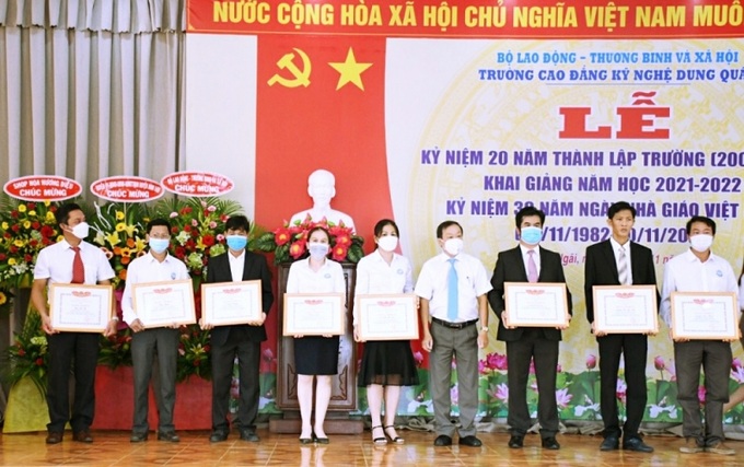 Ông Nguyễn Tấn Đối-PGĐ Sở LĐ-TB&XH trao bằng khen cho các cá nhân xuất sắc