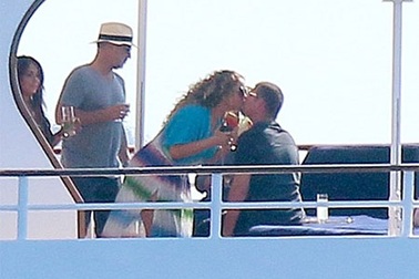 Mariah Carey hạnh phúc bên bạn trai giàu có