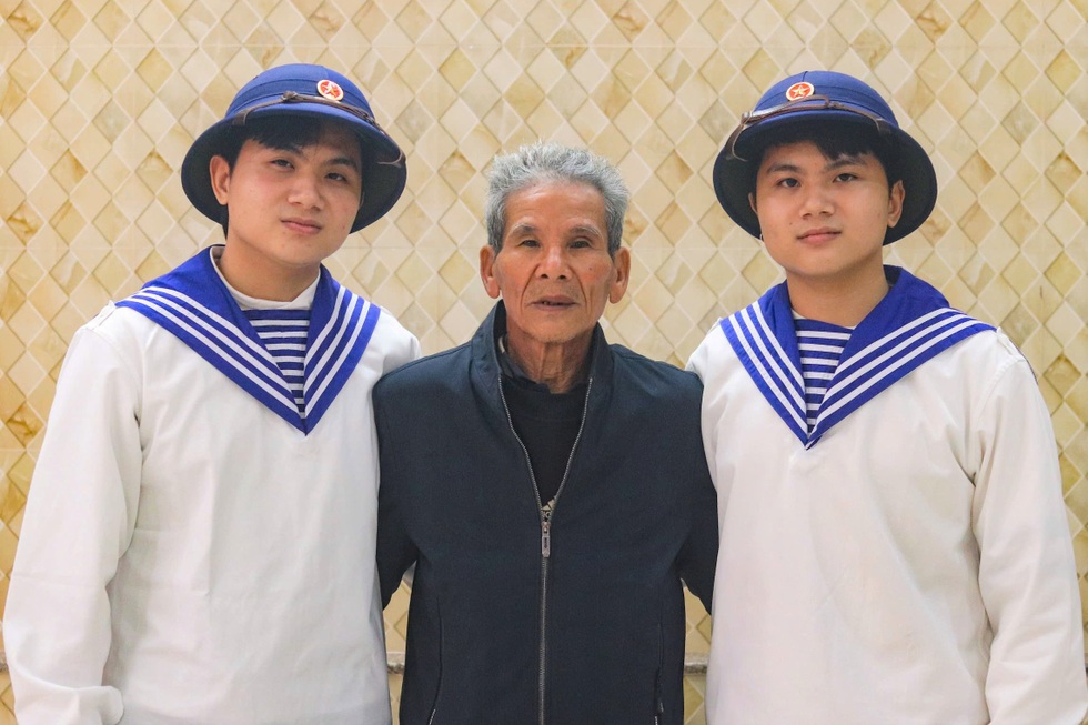 Anh em song sinh tình nguyện lên đường nhập ngũ - 3 Anh em song sinh tình nguyện lên đường nhập ngũ - 3