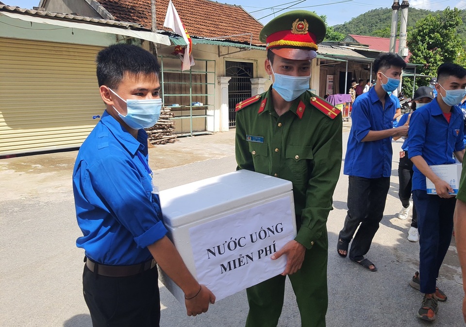 Thanh niên tình nguyện chăm lo thí sinh rẻo cao “no bụng thi tốt - 2 Thanh niên tình nguyện chăm lo thí sinh rẻo cao “no bụng thi tốt - 2