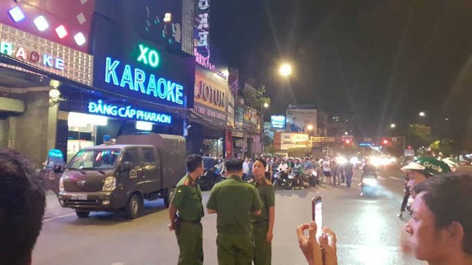 Hàng chục cảnh sát khám xét quán karaoke của đại gia vàng Phúc XO lúc nửa đêm sau nghi dính đến ma túy - Ảnh 2. Hàng chục cảnh sát khám xét quán karaoke của đại gia vàng Phúc XO lúc nửa đêm sau nghi dính đến ma túy - Ảnh 2.
