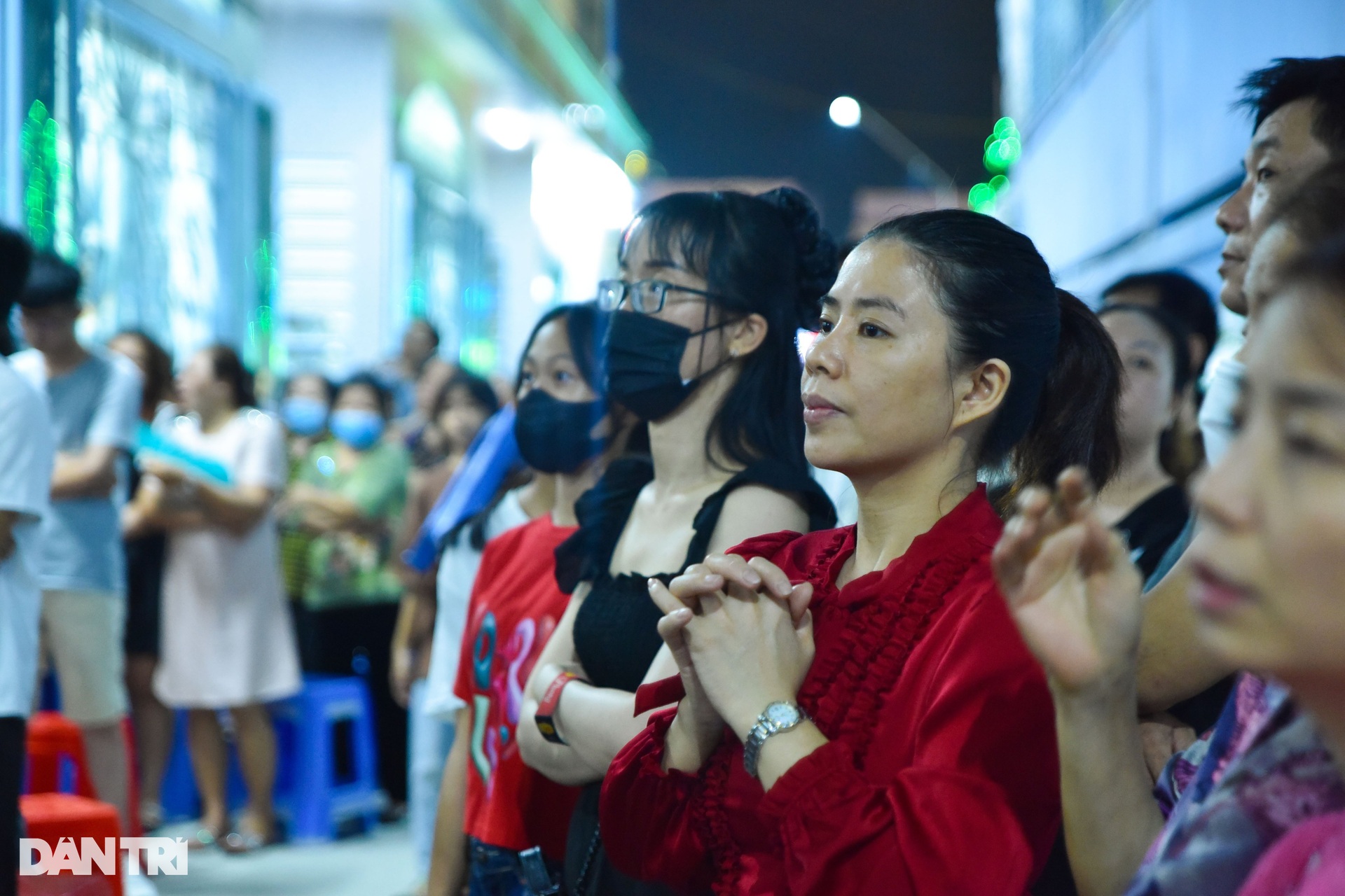 Nhiều nơi ở TPHCM ùn tắc khi người dân xuống đường đón Noel - 14 Nhiều nơi ở TPHCM ùn tắc khi người dân xuống đường đón Noel - 14