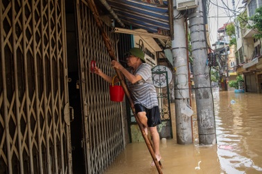 Mực nước sông Hồng giảm dần, người dân tranh thủ dọn dẹp sau lũ
