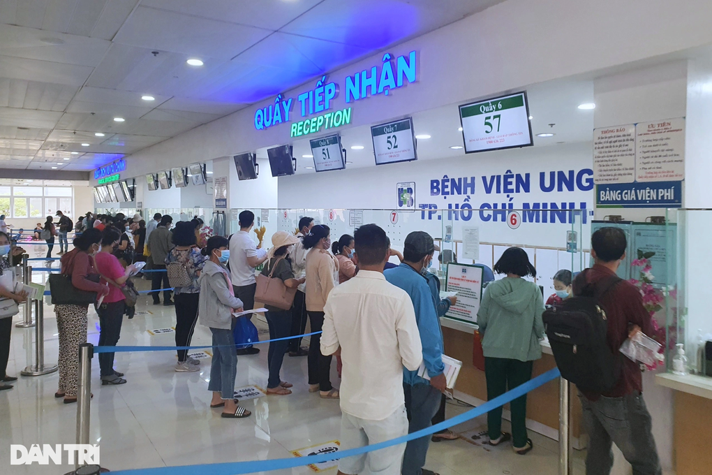 TPHCM: Yêu cầu làm rõ thông tin bác sĩ đòi vui vẻ với con bệnh nhân - 1