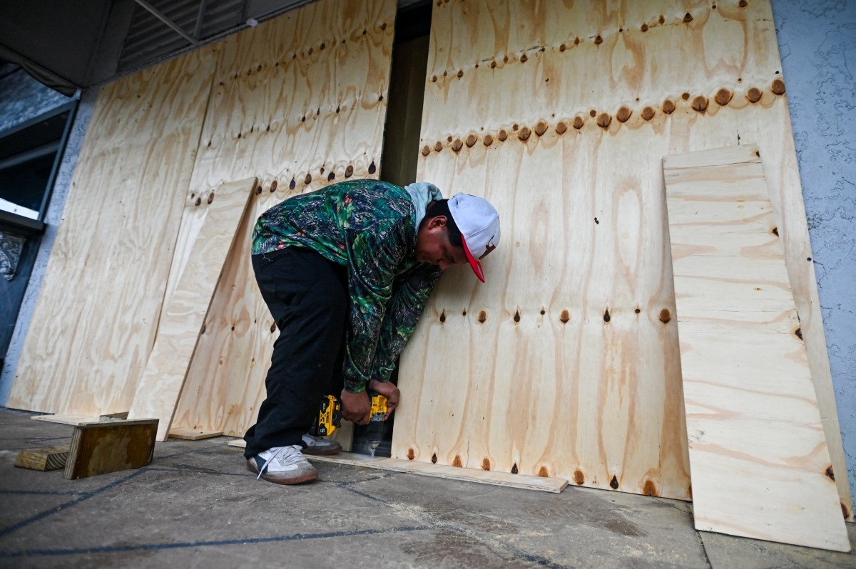 Badai dahsyat berkecepatan angin 270 km/jam akan melanda daratan, AS serukan 1 juta orang mengungsi - 1 Siêu bão sức gió 270km/h sắp đổ bộ, Mỹ kêu gọi 1 triệu người sơ tán - 1