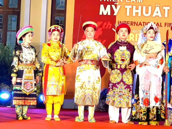 Biểu diễn hầu đồng và trình diễn trang phục của các giá đồng thuộc di sản Thực hành tín ngưỡng thờ Mẫu Tam phủ của người Việt tại khuôn khổ chương trình Hội thảo ở Huế gây bức xúc