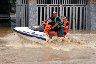 Lũ lên nhanh, người dân ở khu vực Bình Thuận bị cô lập cần cứu hộ