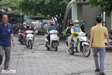 Đi xe máy dưới đường thì không chen nổi, leo vỉa hè thì lo camera AI "tóm"