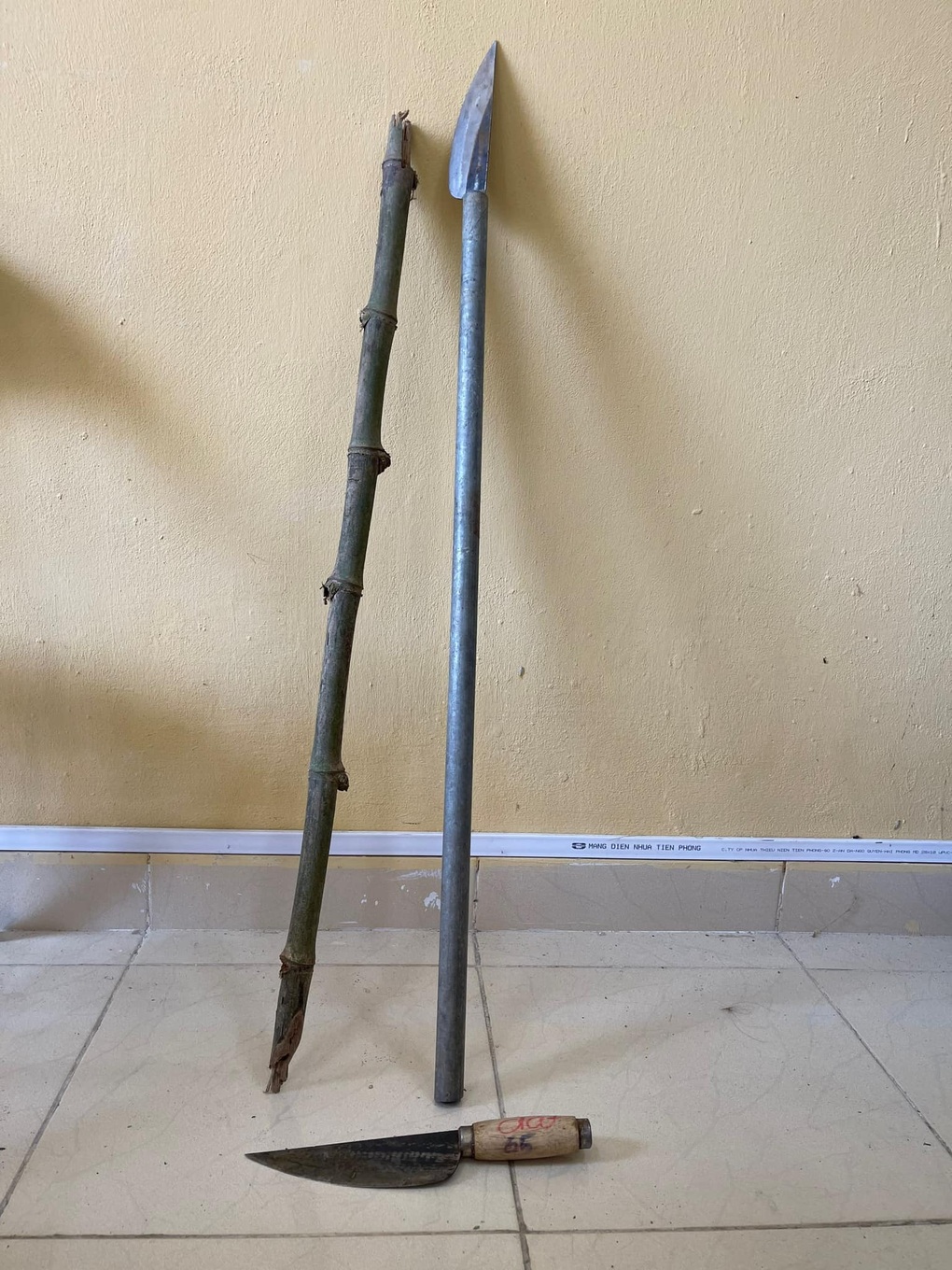 Nhóm học sinh mang vũ khí hỗn chiến trước cổng trường - 2 Nhóm học sinh mang vũ khí hỗn chiến trước cổng trường - 2