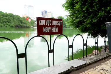 Bờ Hồ Gươm được dựng rào sắt, đặt biển cảnh báo sụt lún