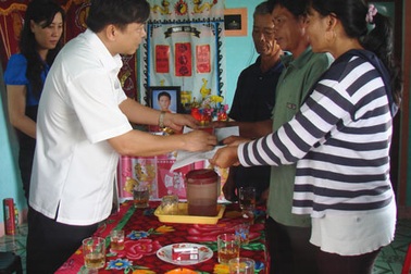 Truy tặng huy hiệu “Tuổi trẻ dũng cảm” cho học sinh 3 lần cứu bạn