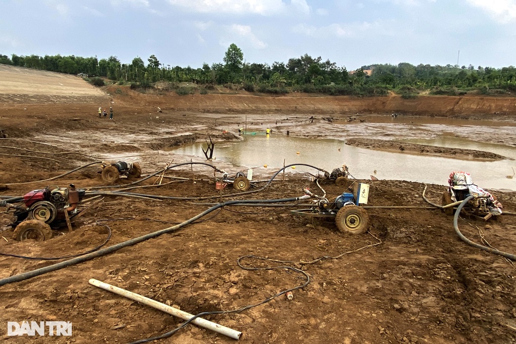 Ao hồ cạn trơ đáy, người dân hút bùn cứu cà phê - 1 Ao hồ cạn trơ đáy, người dân hút bùn cứu cà phê - 1