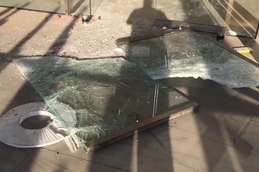 Khung cảnh tan hoang tại một cửa hàng Apple Store sau khi bị đập phá