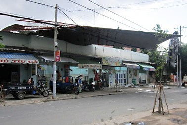 Gió lốc thổi bay mái 5 căn phòng trọ