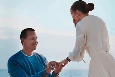 Jennifer Lopez được bạn trai cầu hôn