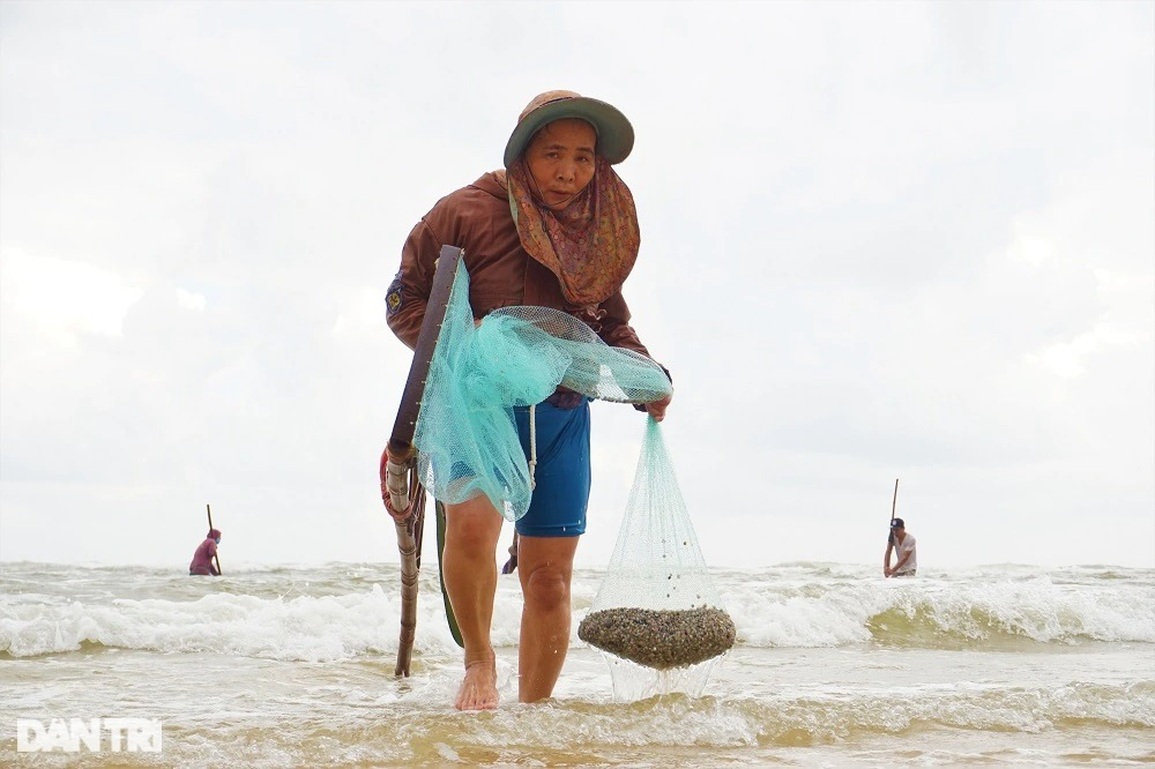 Gần Tết, ngư dân rủ nhau lội ngược sóng, lọc cát thu lộc biển - 2 Gần Tết, ngư dân rủ nhau lội ngược sóng, lọc cát thu lộc biển - 2