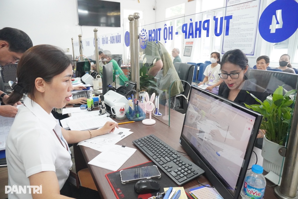 Bộ Chính trị, Ban Bí thư: Xây dựng tiền lương với bộ máy chính quyền mới - 1 Bộ Chính trị, Ban Bí thư: Xây dựng tiền lương với bộ máy chính quyền mới - 1