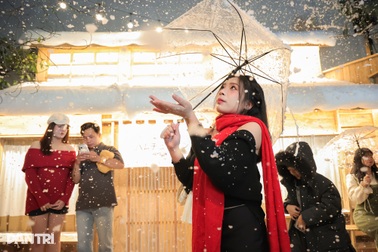 Chi trăm triệu đồng làm tuyết nhân tạo, quán cà phê Hà Nội chật kín khách