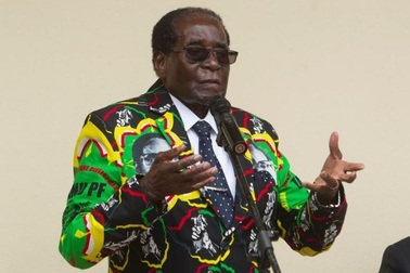 Cựu Tổng thống Zimbabwe bán xe sang, máy móc để trả nợ