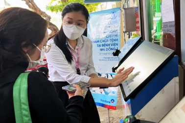 Các bệnh viện tại TPHCM "khổ" vì phí giao dịch MoMo, Zalo