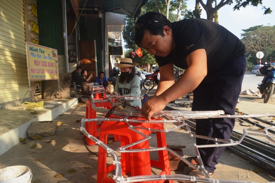 Thợ làm cây nêu tất bật trả hàng ngày giáp Tết - 3 Thợ làm cây nêu tất bật trả hàng ngày giáp Tết - 3