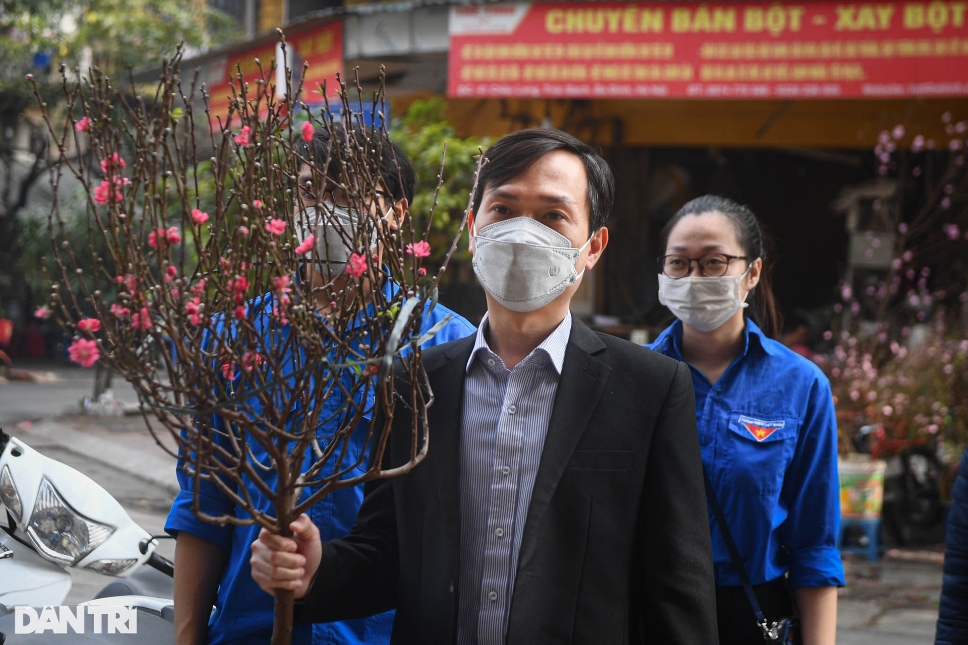 Tặng đào Tết tận nhà, thả cá chép thay cho các F0 đang cách ly ở Hà Nội - 2 Tặng đào Tết tận nhà, thả cá chép thay cho các F0 đang cách ly ở Hà Nội - 2