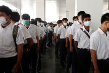 Thất nghiệp vì Covid-19, người Thái đổ xô đến hội chợ tìm việc làm