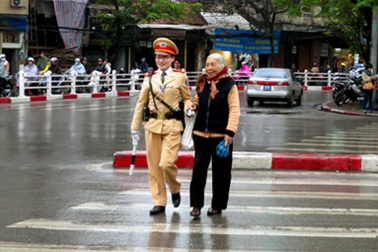 Hai hình ảnh, hai góc nhìn cảnh sát giao thông 