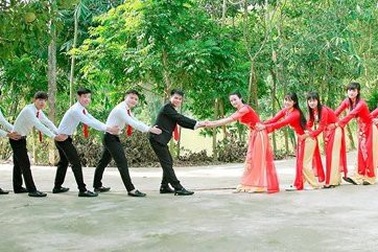 Sinh viên kiếm tiền bằng "nghề bán duyên"