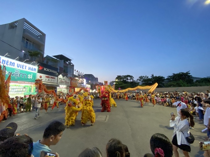 Quảng diễn Lân Sư Rồng trên đường phố Huế