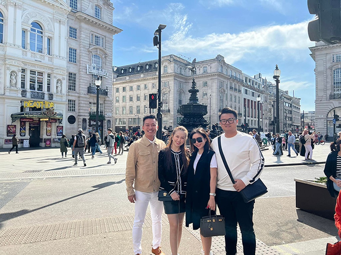 Tuấn Hưng bị trộm đập xe, khoắng sạch đồ hiệu mua tặng vợ ngay giữa London - 3 Tuấn Hưng bị trộm đập xe, khoắng sạch đồ hiệu mua tặng vợ ngay giữa London - 3