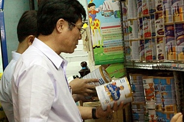 Kiểm tra đột xuất công tác thu hồi sữa nghi nhiễm khuẩn độc