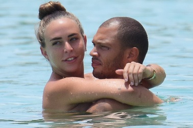 Con gái tỷ phú Anh hạnh phúc bên “tội phạm đẹp trai” Jeremy Meeks